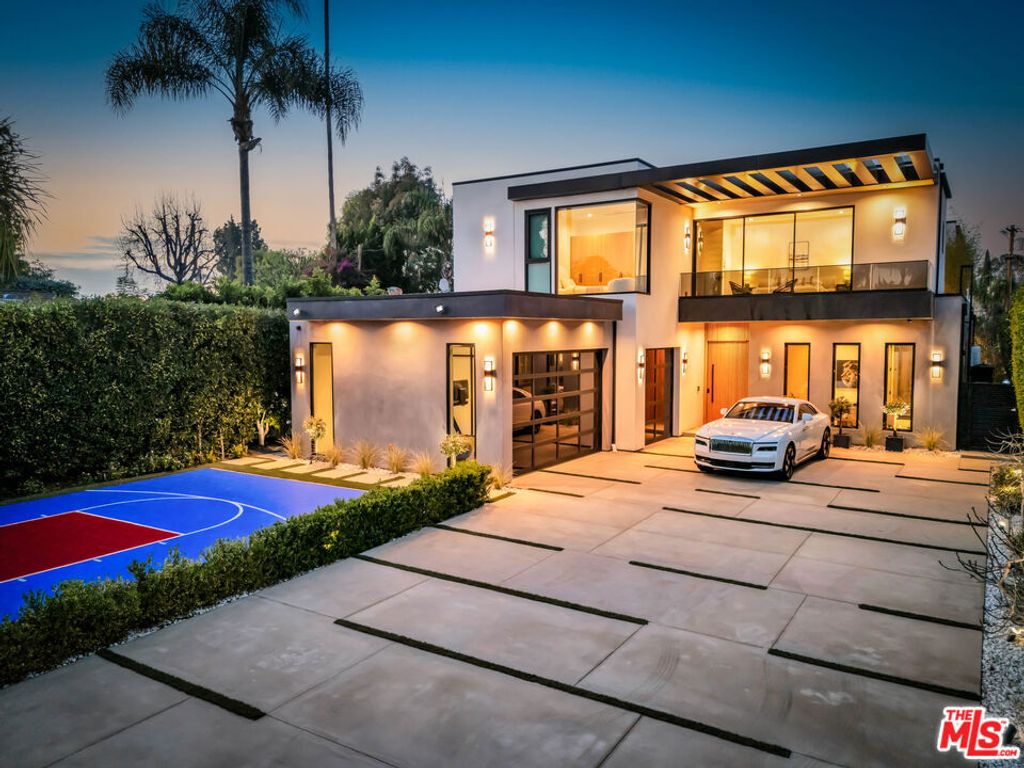 Photo of 15743 Hesby Street, Encino, CA 91436 (MLS # 26658421)