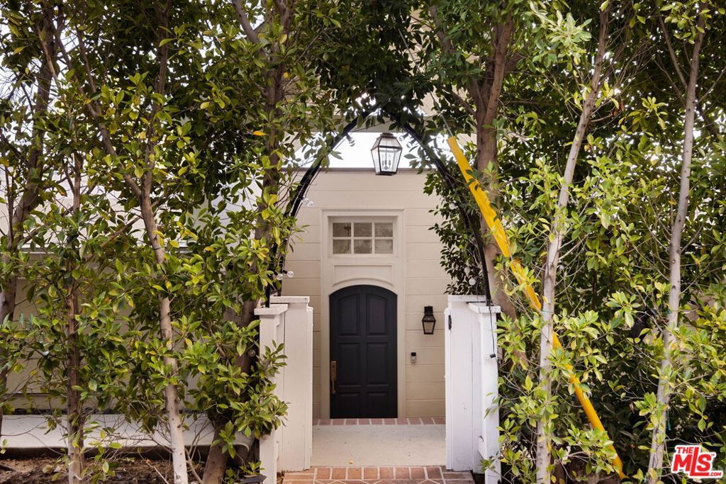 Photo of 15075 Rayneta Drive, Sherman Oaks, CA 91403 (MLS # 26637041)