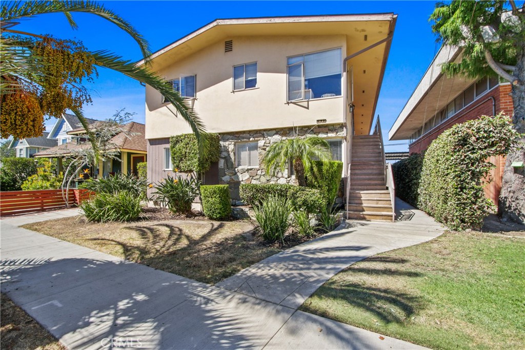 Charming VINTAGE Alamitos Beach Condo with original hardwood floors, two vintage tile bathrooms and vintage kitchen tile with loads of charm.
Upper level unit with stairs to access. Spacious bedrooms, both with large wall to wall closest. vintage full bath in hall way. The primary suite features a three-quarter vintage tiled bathroom wall to wall closet space and direct access to exclusive use patio. This is an upper level end unit with stairs to access. Next door to the community laundry room. The unit comes with TWO 1 car GARAGES! Located .5 miles to the beach, .7 miles to the Museum of Modern Art, 1.5 miles to the bustling Downtown Long Beach area and all it has to offer. HOA pays for water.