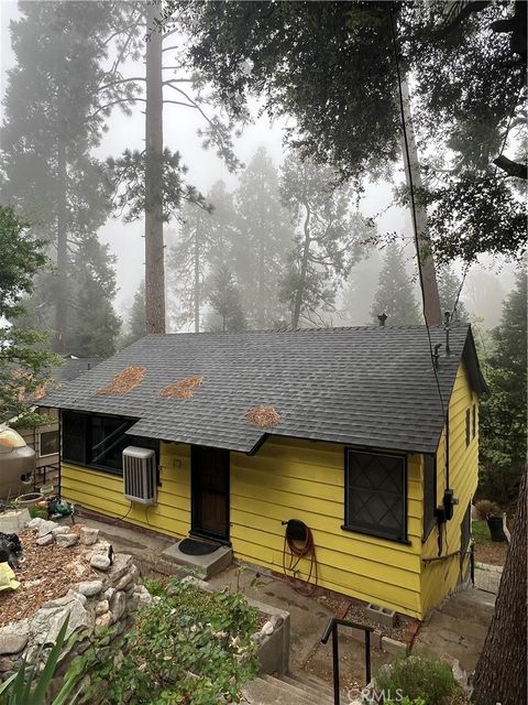 Photo of 607 Seeley Way, Crestline, CA 92325 (MLS # IV26086464)
