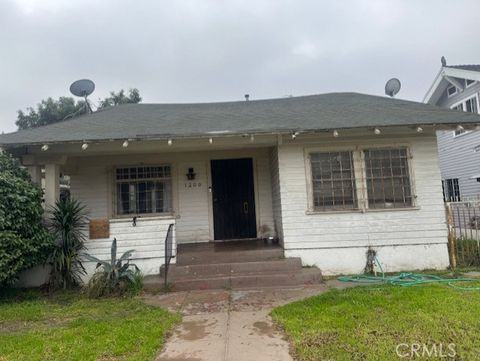 Photo of 1200 W 39th Place, Los Angeles, CA 90037 (MLS # SR25278926)