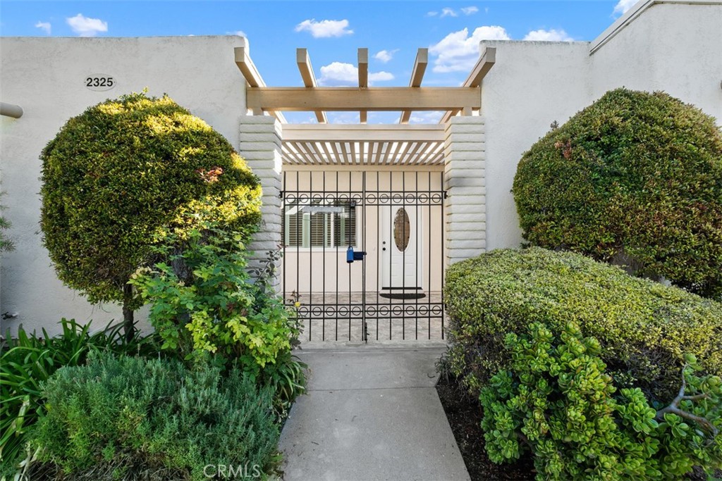 2325 Via Mariposa W C