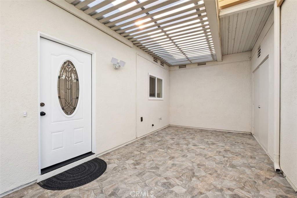 2325 Via Mariposa W C