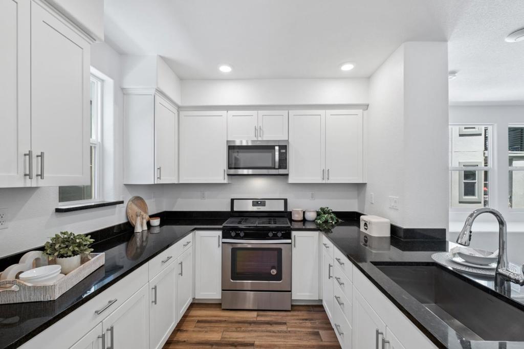 1452 Lavender Loop