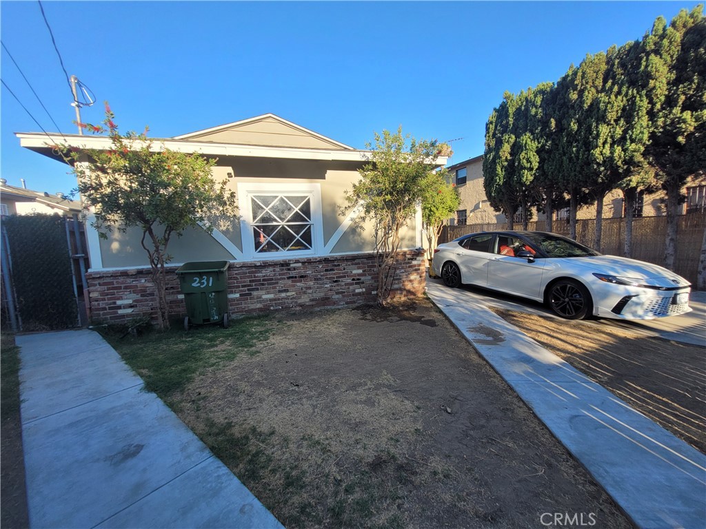 Renting a residence in Highland Park, boasting three bedrooms and two bathrooms. The property spans over 1000 square feet, situated on a 7500 square foot lot. Conveniently located near restaurants and pubs, available for rent at $4500.