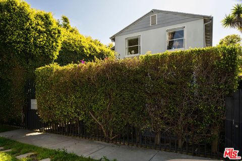 Photo of 608 Westminster Avenue, Venice, CA 90291 (MLS # 26658497)