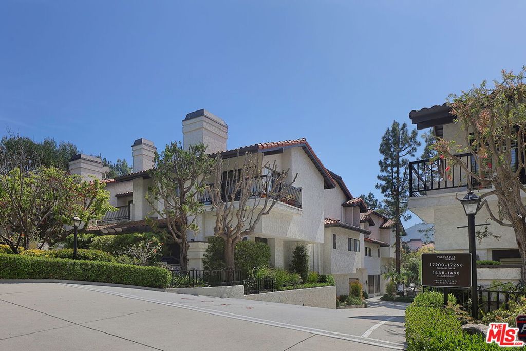 17226 Palisades Circle