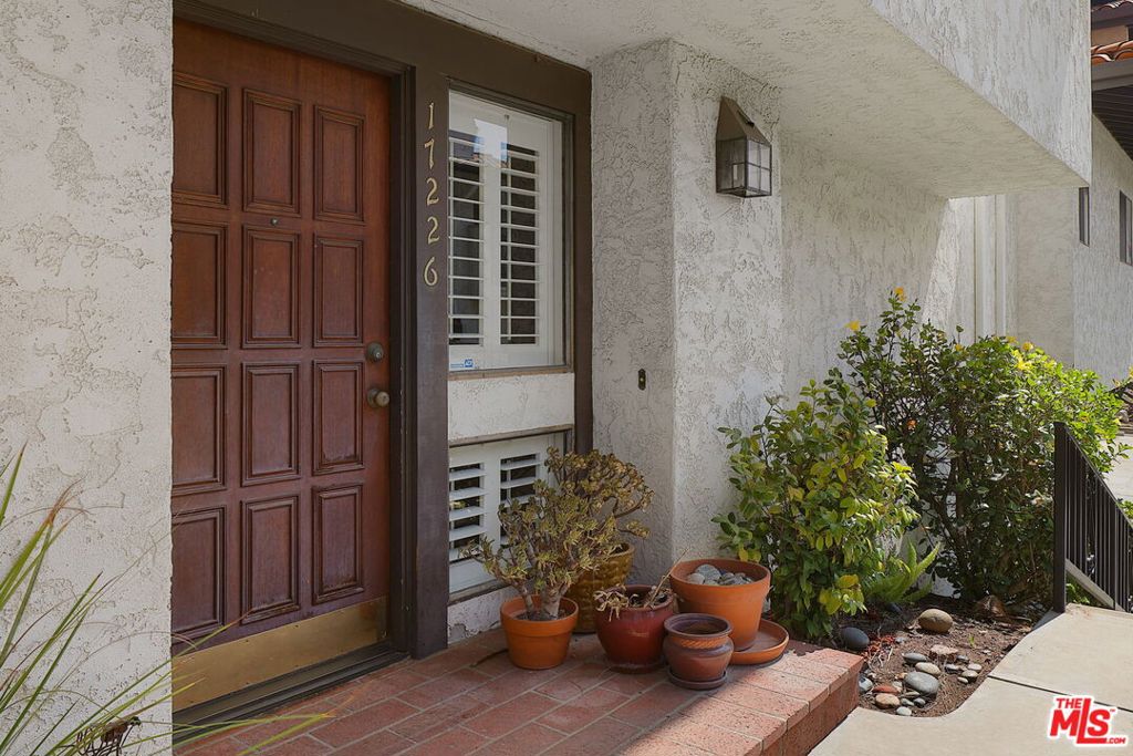 17226 Palisades Circle