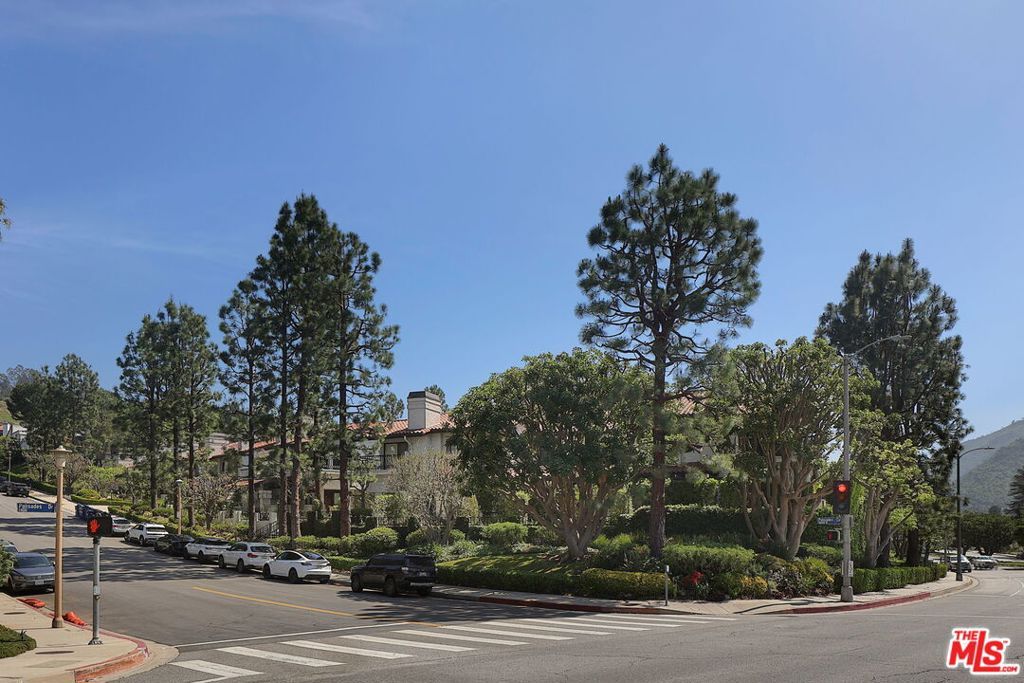 Photo of 17226 Palisades Circle, Pacific Palisades, CA 90272 (MLS # 26667501)
