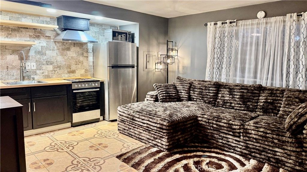 Photo of 7904 Laurel Canyon Blvd #12, North Hollywood, CA 91605 (MLS # SR25239902)