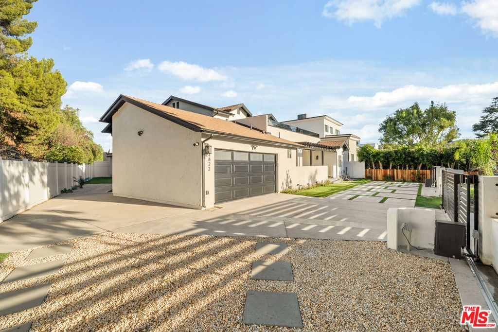Photo of 4824 Saloma Avenue, Sherman Oaks, CA 91403 (MLS # 25606821)