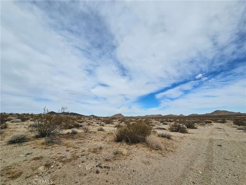 Photo of 402 Rose Ln., Lucerne Valley, CA 92356 (MLS # HD26006292)