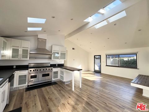 Photo of 602 Victoria Avenue, Venice, CA 90291 (MLS # 26665699)