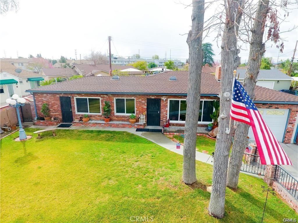 A wonderful two bedroom and two bathroom home now for rent. Located in a nice and quiet neighborhood of Southwest Azusa. Conveniently located down the street from Paramount Elementary School.