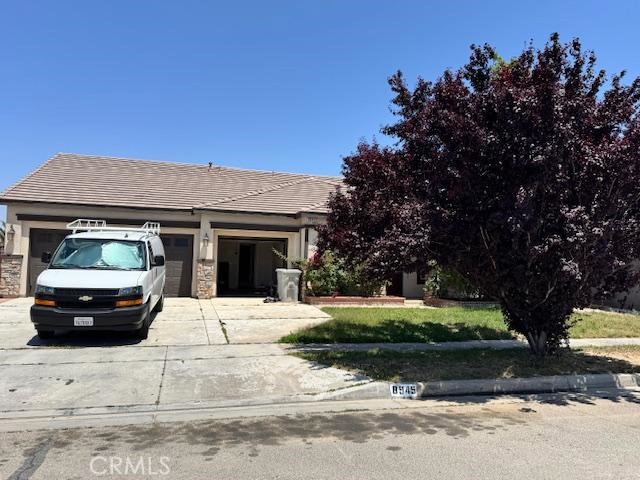 Beautiful Hesperia home. 2 min from I15 freeway. Located in a great neighborhood close to Super Walmart, Super Target, Kaiser Hospital and medical center, Restaurants and shops. Great location. Large Master bedroom with Master bath, walking closet, wood floors, patio in the back, open kitchen with granite counters tops and granite sink. Fruit trees in the back with a great view. Back yard is large. 3 car garage.