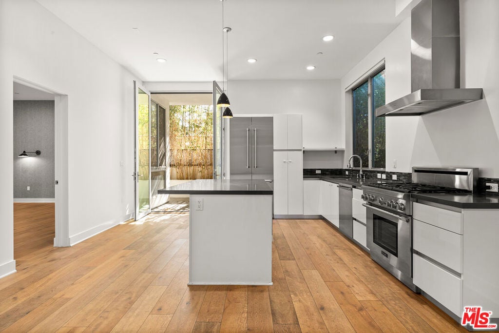Properties 4 616 N Croft Avenue 2
