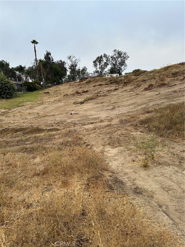 Gentle rolling 1 acre commercial lot near the 15 freeway, in developing area of Murrieta, very close to shopping & schools, great for investment.