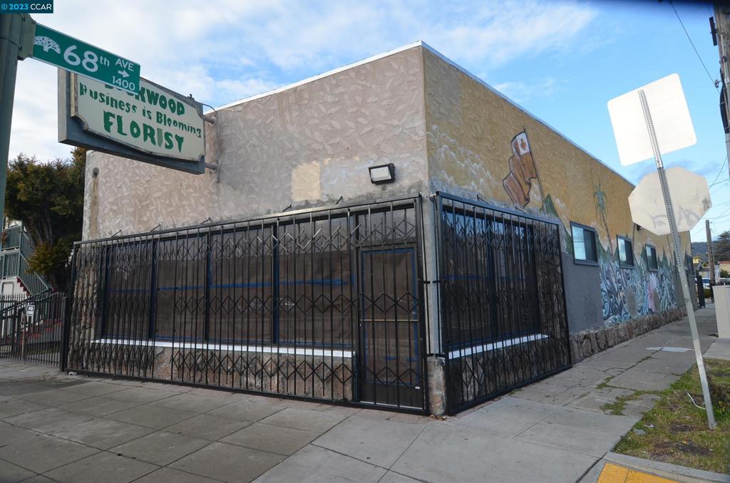 Beautiful clean space on corner lot with high visibility. Includes 1/2 bath and sink. Instant hot water heater. Many outlets along the wall. Collapsible security screen. Freshly painted. Rent includes property taxes, property insurance and garbage. Tenant responsible for business licenses, insurance water and electrical. 1-5+ years. Lessee to verify square footage (approximately 1,200)
