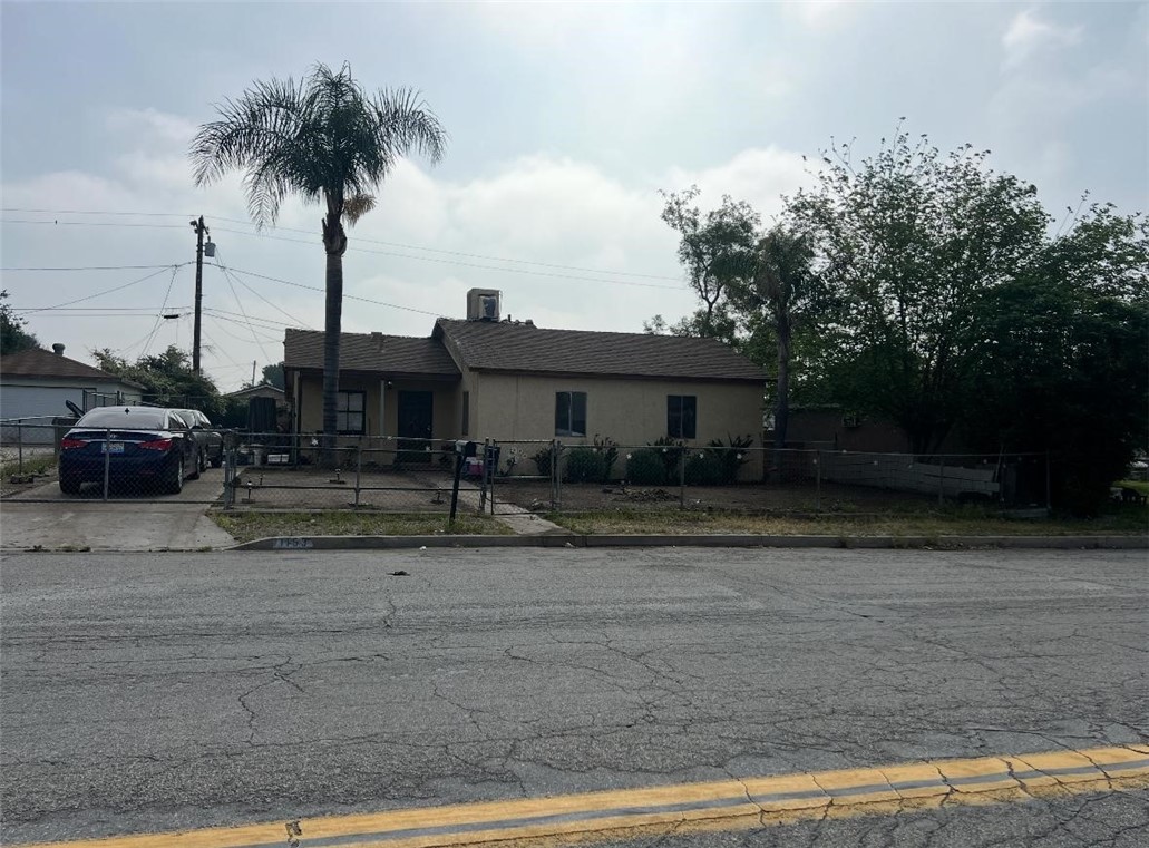 PROBATE *******3 Bedroom home in the city of Fontana with a lot of potential to make your own. Reach to agent for more questions.