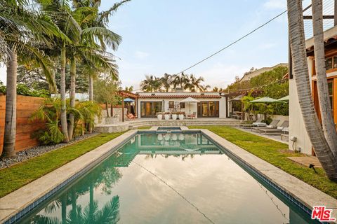 Photo of 826 N Kilkea Drive, Los Angeles, CA 90046 (MLS # 26736937)