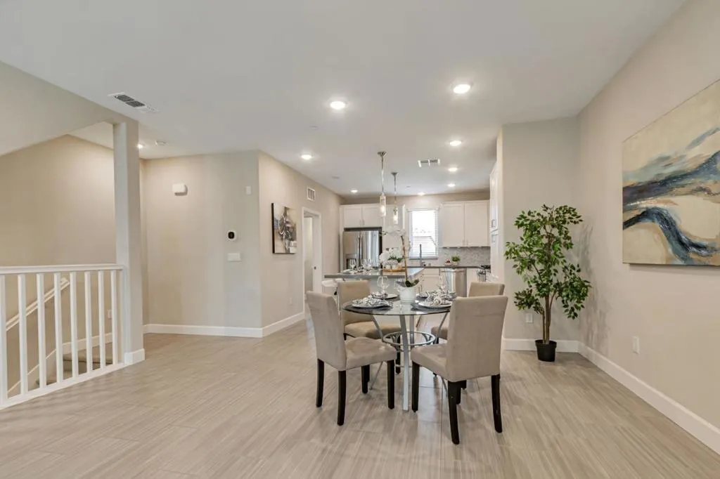 Milpitas, California 95035, United States, 3 Bedrooms Bedrooms, ,4 BathroomsBathrooms,Residential,Active,216005