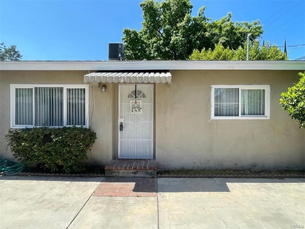 Freestanding 2 bedroom,1 Bath in a triplex house, no common walls, laminate flooring throughout living room, kitchen, bathroom and bedrooms. Recessed lighting in living room and kitchen. Open floor plan kitchen with glass sliding door that leads to private back yard. Private washer and dryer inside the unit. gas oven, dishwasher, refrigerator, washer & dryer. Perfectly located south of the BLVD close to Topanga mall, Shopping center, Schools and Transportation.