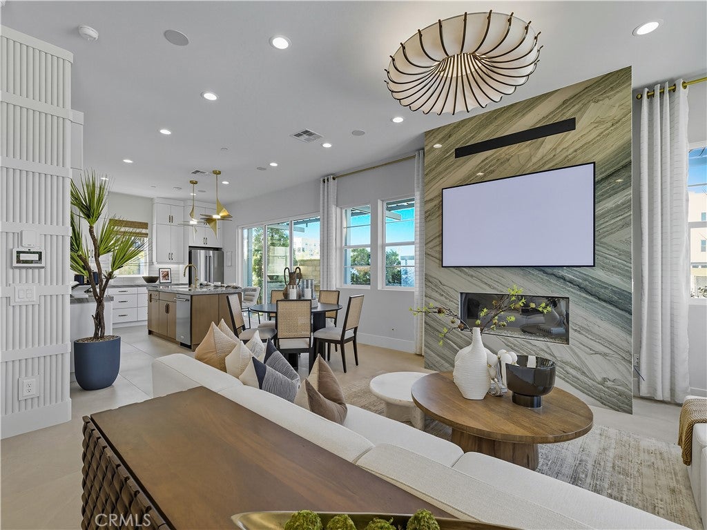 2445 Liv Way