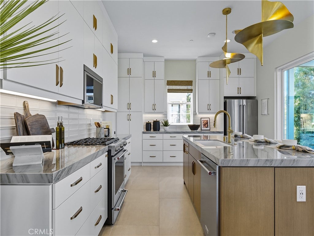 2445 Liv Way