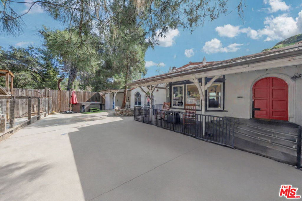 8600 La Tuna Canyon Road