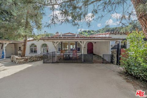Photo of 8600 La Tuna Canyon Road, Sun Valley, CA 91352 (MLS # 26657207)