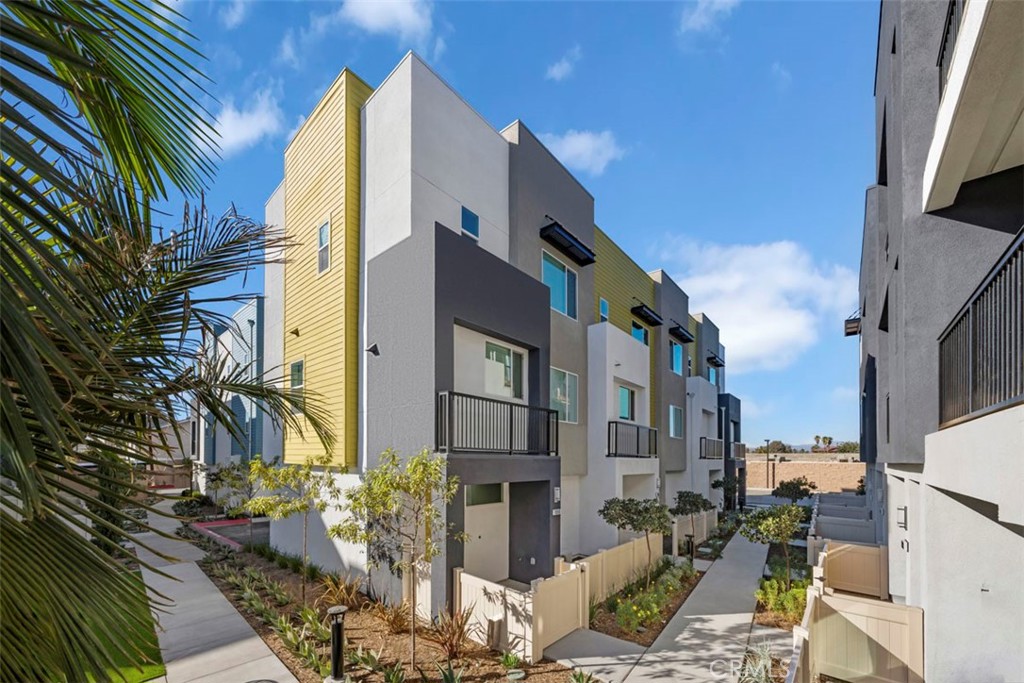 1095 N Harbor Boulevard