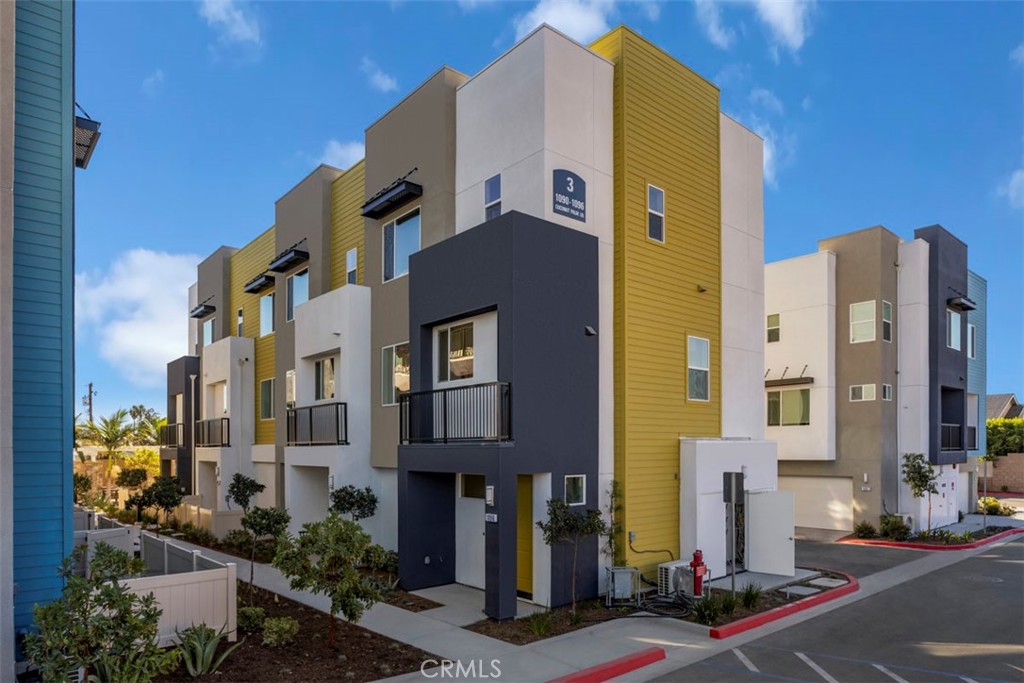 1095 N Harbor Boulevard