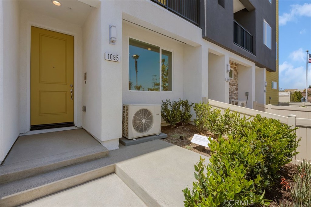 1095 N Harbor Boulevard