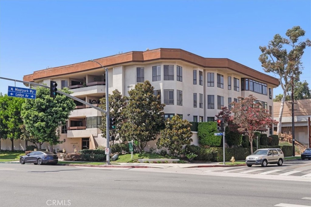 Welcome home to a one-of-a-kind living experience in the heart of Toluca Lake. This generously sized 2,105 sq ft condo is a true gem, offering a rare combination of urban convenience and breathtaking views of the surrounding hills and Universal Studios. The building provides fantastic amenities, including a refreshing pool and a spacious rec room.
The thoughtfully designed floor plan includes 3 bathrooms and 3 bedrooms, with one bedroom currently configured as a versatile den, offering ample space for both relaxation and work. The unit is complete with a wet bar, perfect for entertaining, and an in-unit washer and dryer for convenience. The kitchen also features a cozy breakfast nook/eating area, ideal for casual meals or a morning coffee. Head outside onto the large balcony, where you can enjoy dining al fresco with a backdrop of city lights.
The vibrant local scene is just beyond your door. Stroll to Trader Joe's for your groceries, or grab a bite at one of the countless popular restaurants and charming shops that define the neighborhood. Don't miss the quintessential Southern California experience at Bob's Big Boy, a local landmark famous for its car hop service and lively Friday night car shows. For those who commute, the location couldn't be better, with swift access to the 101 and 134 freeways, making travel to just about anywhere in Los Angeles a breeze.