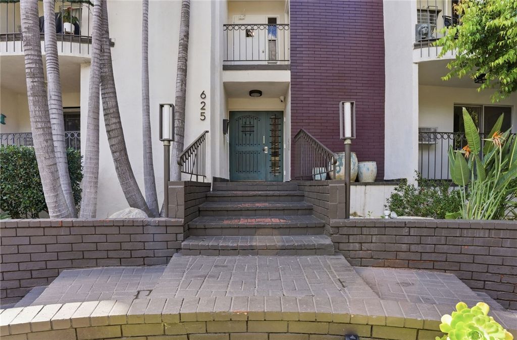 Photo of 625 N Flores #104 St, West Hollywood, CA 90048 (MLS # DW26026283)