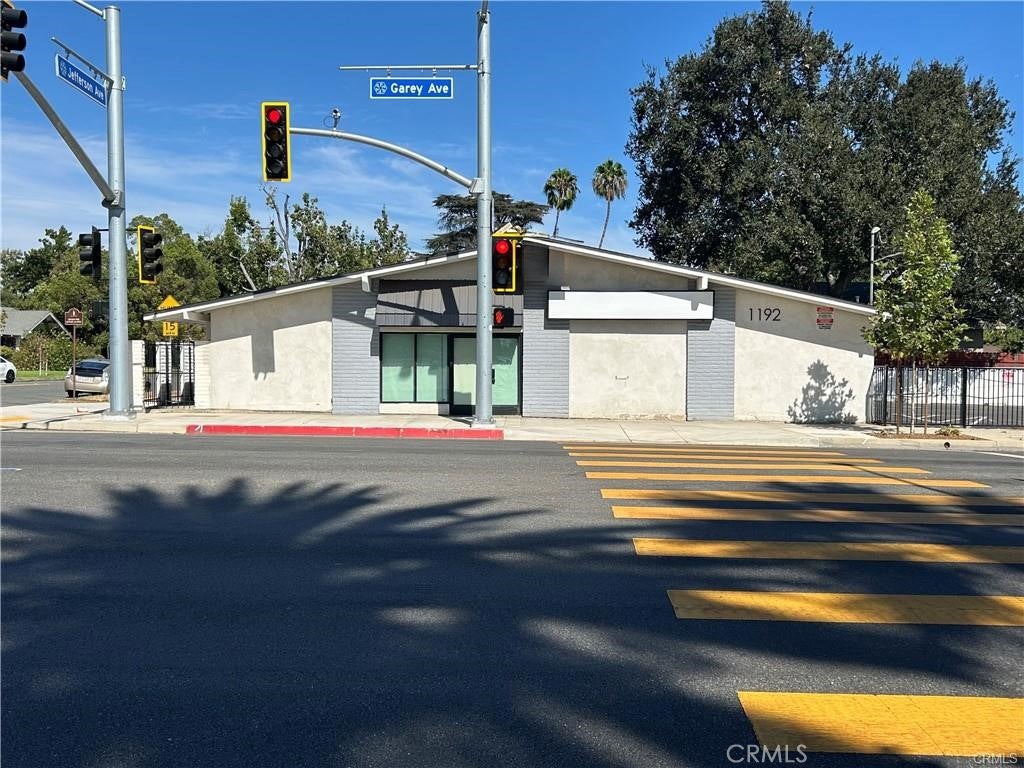 1192 N Garey
