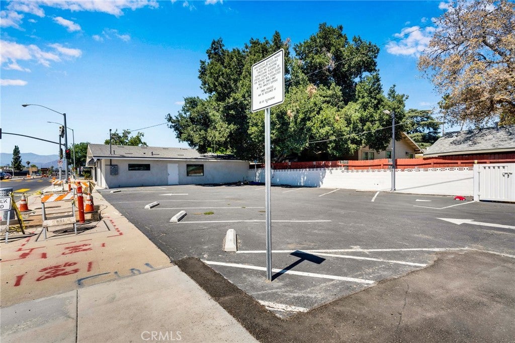 1192 N Garey