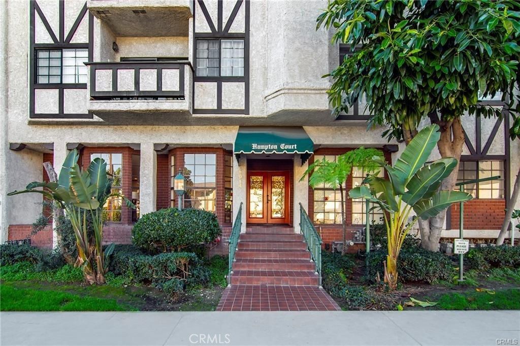 Photo of 17914 Magnolia Boulevard #127, Encino, CA 91316 (MLS # SR26030400)