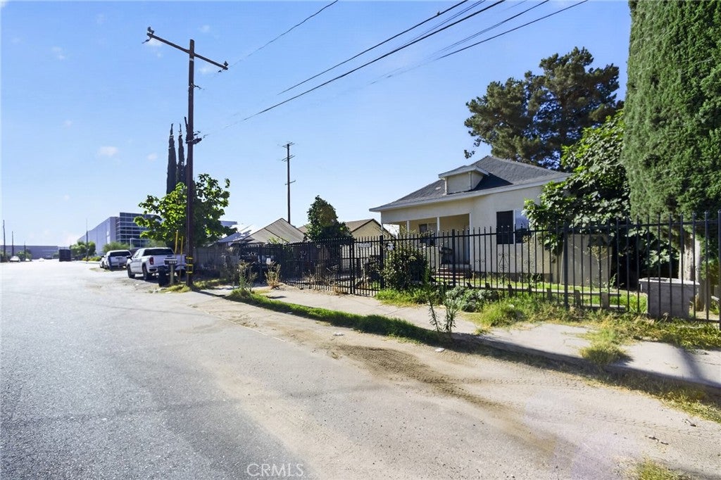 24809 E Benedict
