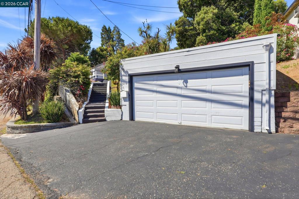 8019 Sterling Dr DR, Oakland CA 94605