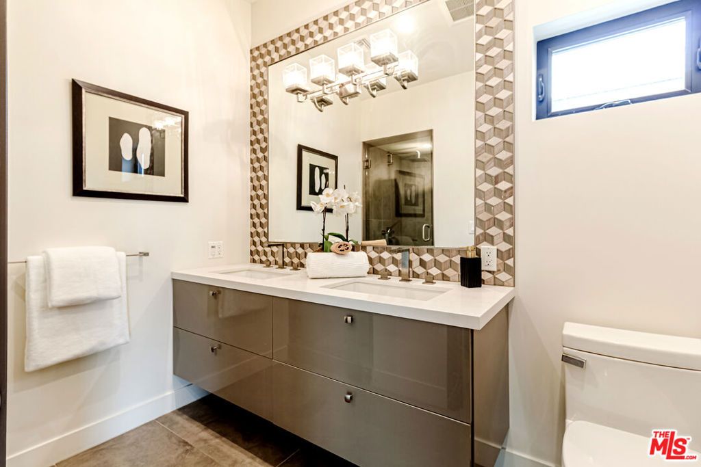 Photo of 4801 Carpenter Avenue, Valley Village, CA 91607 (MLS # 25605941)