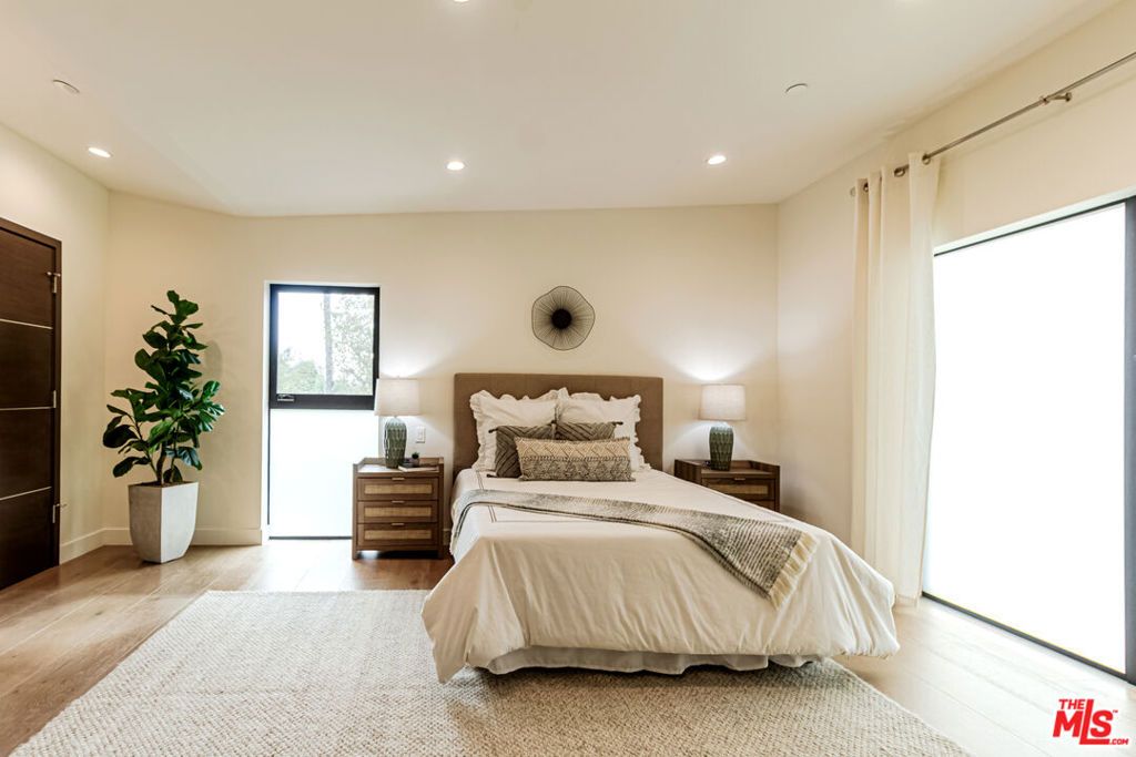 Photo of 4801 Carpenter Avenue, Valley Village, CA 91607 (MLS # 25605941)