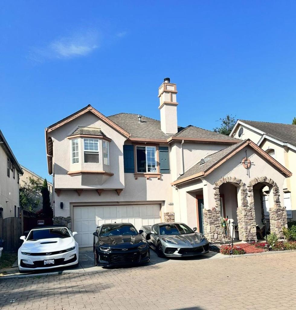 Welcome to 1958 Bradbury Street 3Be/2.5Ba with attached 2 car garage in a great neighborhood. Perfect location for quick and easy access to HWY 101. Soaring ceilings, half bath, gas fireplace, separate dining area, indoor laundry, tile countertops. Master bathroom totally remodeled. No HOA fees.