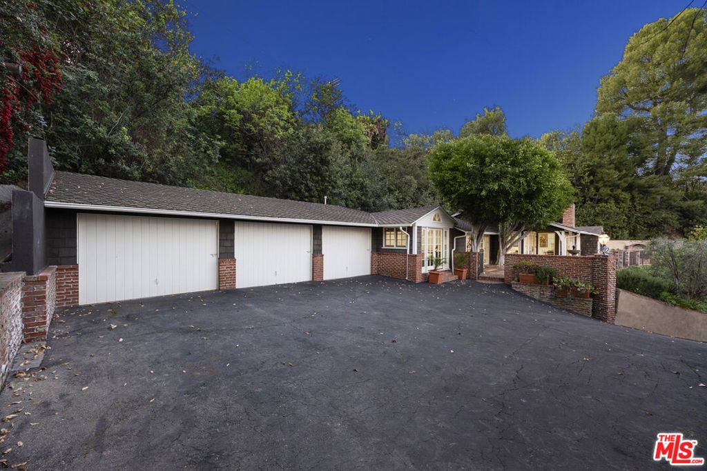 Photo of 12966 Galewood Street, Studio City, CA 91604 (MLS # 26641749)
