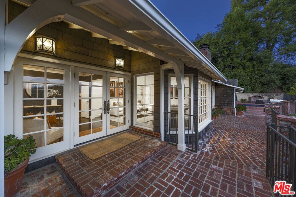 Photo of 12966 Galewood Street, Studio City, CA 91604 (MLS # 26641749)