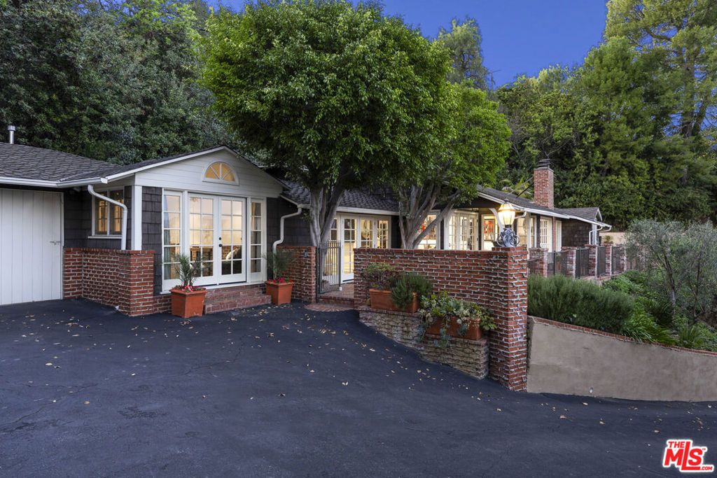 Photo of 12966 Galewood Street, Studio City, CA 91604 (MLS # 26641749)