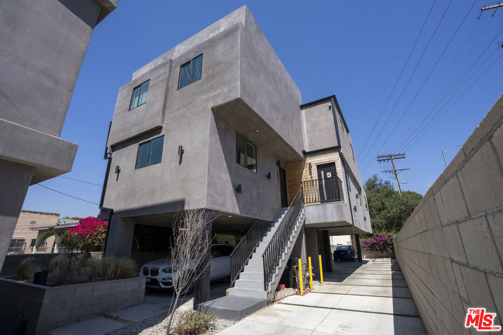 Properties 2 2681 Roseview Avenue