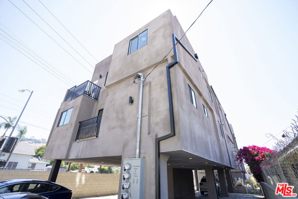 Properties 4 2681 Roseview Avenue