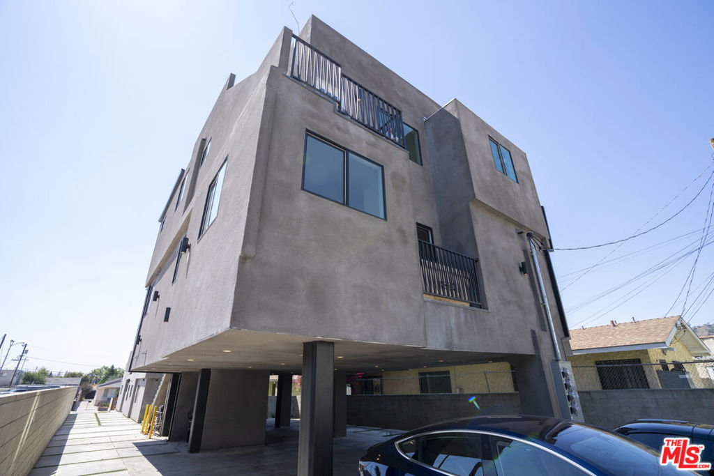 Properties 3 2681 Roseview Avenue