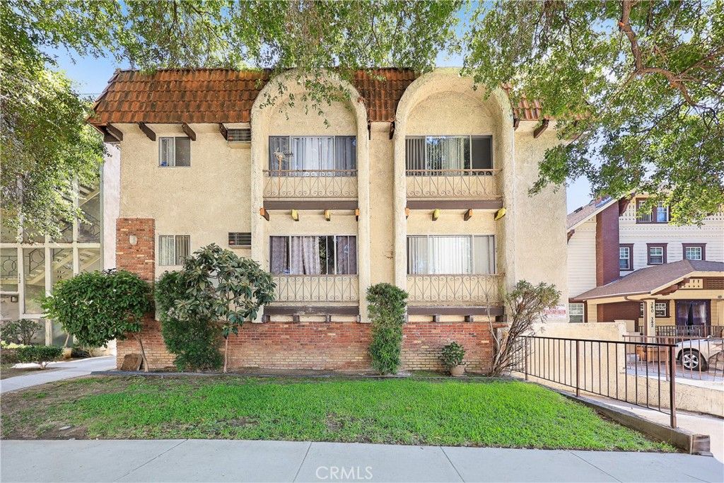 Photo of 336 Riverdale Dr, Glendale, CA 91204 (MLS # AR25243000)